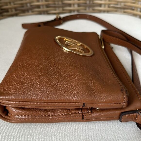 Michael Kors MK Crossbody Brown Leather Gold Hardware button/zip close - Picture 12 of 12